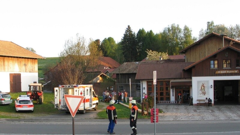 Der Maibaum fiel beim Aufstellen auf einen 39-jährigen Feuerwehrmann und verletzte diesen schwer. (Foto: Müller)