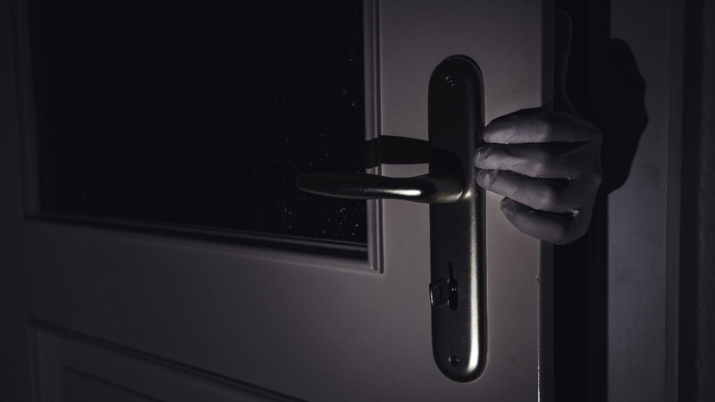 Ein unbekannter Mann hat sich in der Nacht auf Donnerstag Zugang zu der Wohnung einer 30-Jährigen verschafft. (Symbolbild)