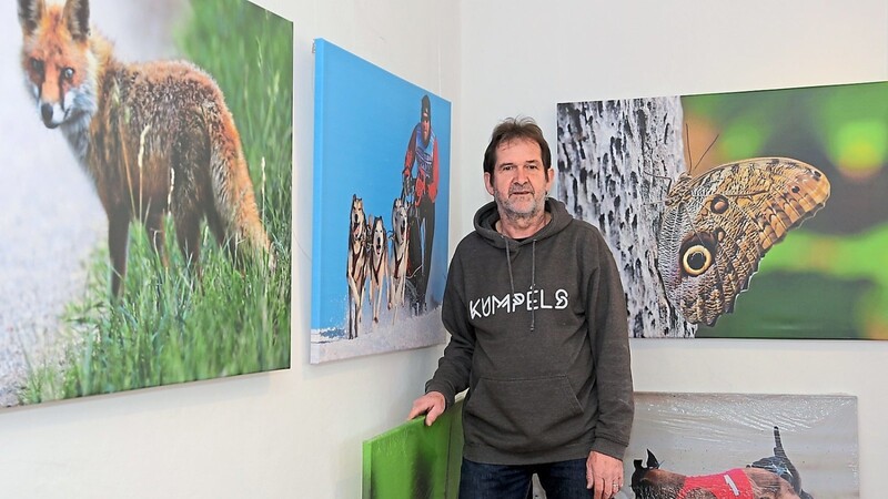 Robert Beck bereitet derzeit seine Bilderausstellung im alten Schulhaus vor.