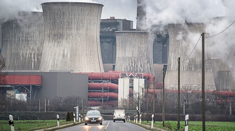 Ein gleichzeitiges Abschalten der Kohlekraftwerke und der letzten Atomkraftwerke kann die Versorgungssicherheit gefährden, warnt die Wirtschaft. Übereilte Schritte im Kohleausstieg wären daher eine Fehlentscheidung.
