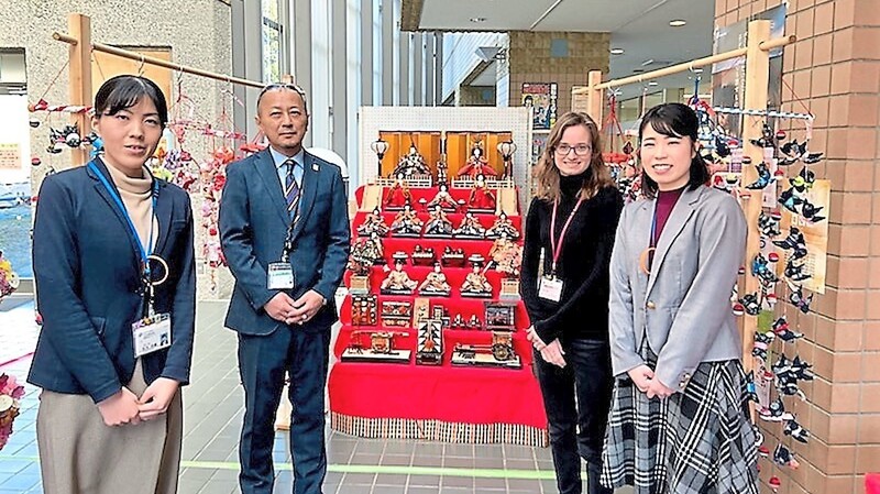 Stefanie Reetz (2. v. r.) zusammen mit ihren Kolleginnen und ihrem Abteilungschef im schön dekorierten Rathaus von Moriya. In Japan wird am 3. März das "hina-matsuri" (Puppen- bzw. Mädchenfest) gefeiert.