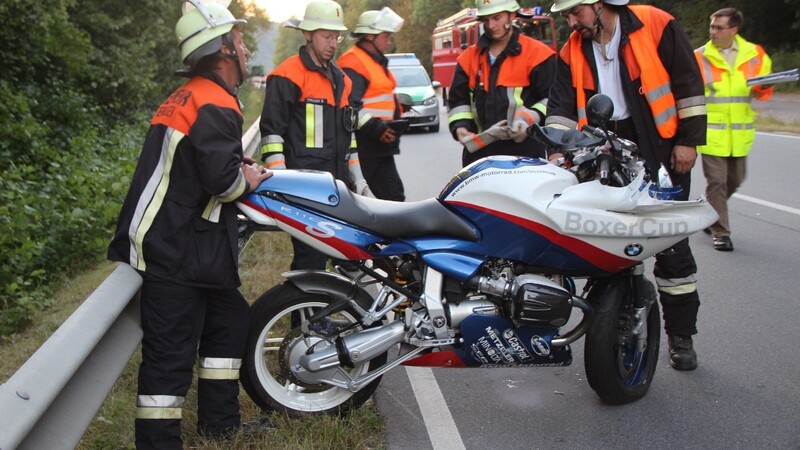 Bei einem Unfall auf der B8 am Sonntagabend wurden zwei Motorradfahrer schwer verletzt.