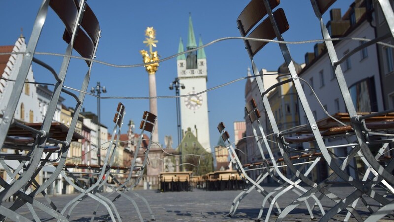 Abgesperrte Stühle im Frühjahr 2020 am Theresienplatz. Gastronomen sammeln derzeit schon Ideen für die Wiederöffnung nach dem zweiten Lockdown.