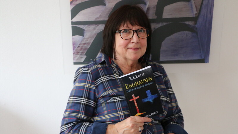 Krimiautorin Brigitte S. Rutel mit ihrem neuen Buch über das Enghausener Kreuz.
