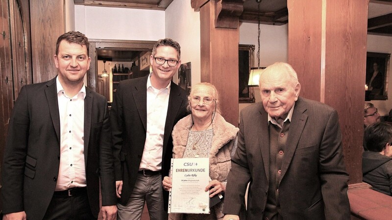 Ehrung für 50 Jahre: Christian Pröbst (l.) und Dr. Markus Straßberger mit Lydia Rilke und ihrem Ehemann Günter.