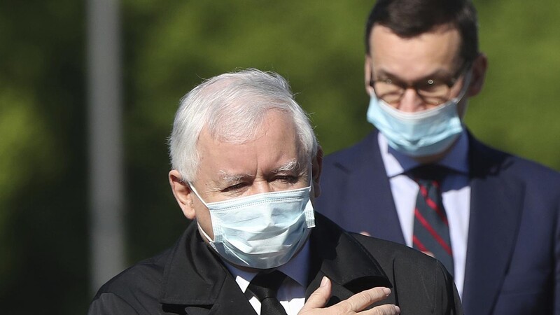 Sie stehen im Mittelpunkt des Konflikts mit der EU-Kommission (Archivfoto): Jaroslaw Kaczynski (l.), der starke Mann der polnischen Regierungspartei PiS, und Polens Ministerpräsident Mateusz Morawiecki.