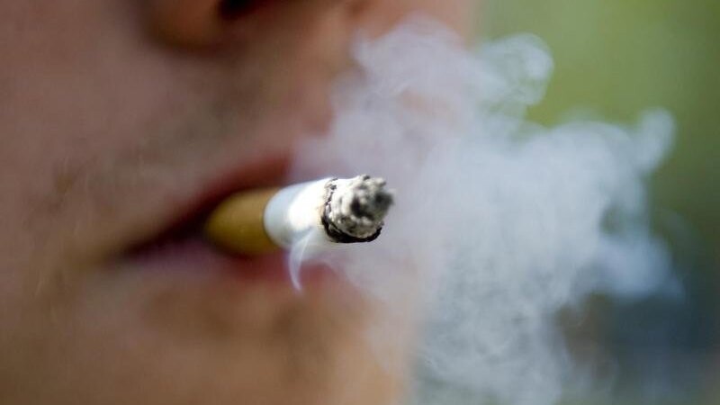 Mann beim Rauchen einer Zigarette (Symbolbild)