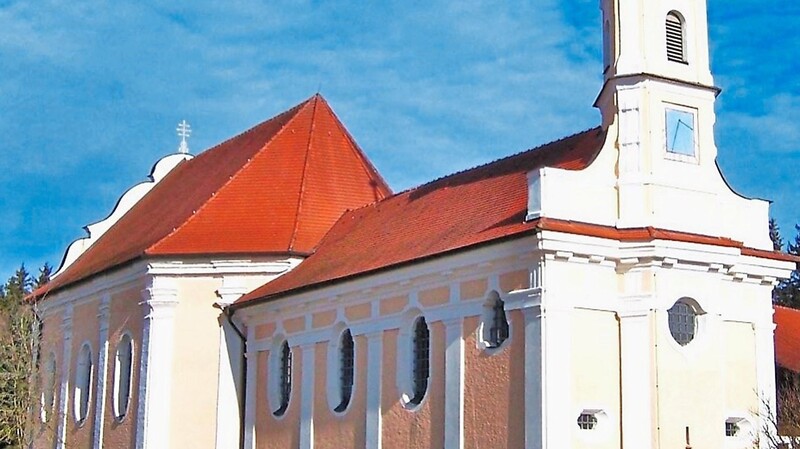 Die Wallfahrtskirche Dreifaltigkeit auf der Öd mit dem dreieckigen Turmaufbau.
