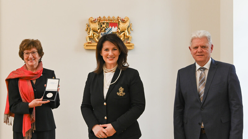 Landwirtschaftsministerin Michaela Kaniber (Mitte) mit der scheidenden FüAk-Präsidentin Ingeborg Bauer und ihrem Nachfolger Werner Eberl.