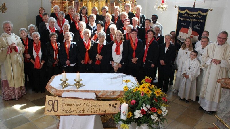 Die Mitglieder des Frauen- und Müttervereins Prackenbach/Krailing hatten sich zur Feier des 90-jährigen Jubiläums in der Pfarrkirche Prackenbach versammelt.