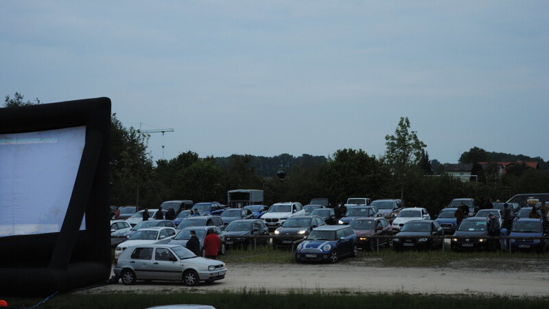 Der Parkplatz des TSV Ergoldsbach war am vergangenen Wochenende gut gefüllt. Die Kolpingfamilie hofft, dass ihr Autokino ebenso gut ankommt.