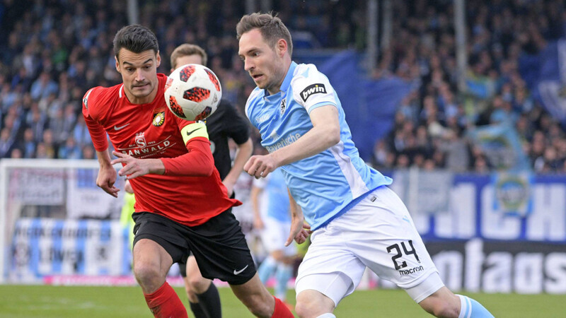 Blick auf den Ball: Markus Ziereis (Mi.) für den TSV 1860.