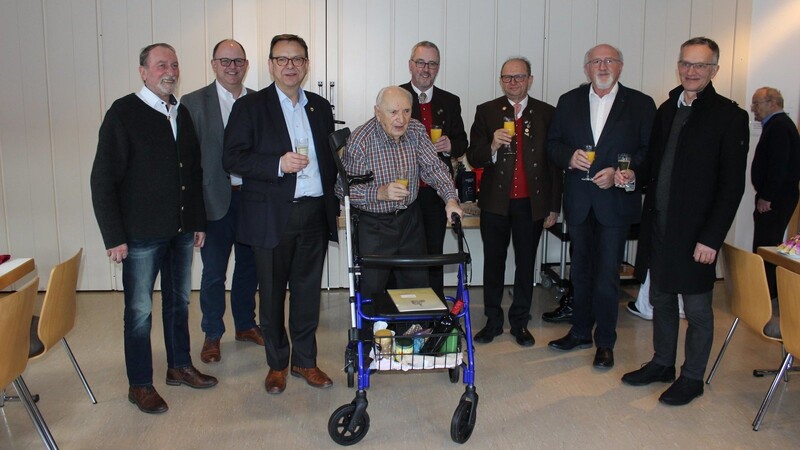 Josef Schrötter (Mitte) im Kreise einiger seiner zahlreichen Gratulanten, die der rüstige Jubilar zu seinem 100. Geburtstag begrüßen konnte.