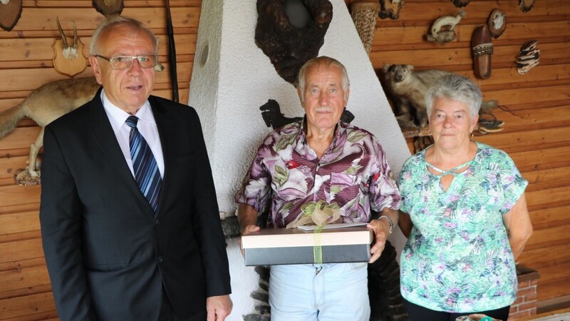 Amtierender Bürgermeister Wolfgang Pilz gratulierte Karl Plötz (Mitte) zum 85. Geburtstag. Rechts seine Frau Anneliese.
