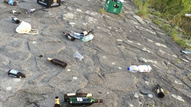 Flaschen, teils zerbrochen, liegen auf der Bschlacht.