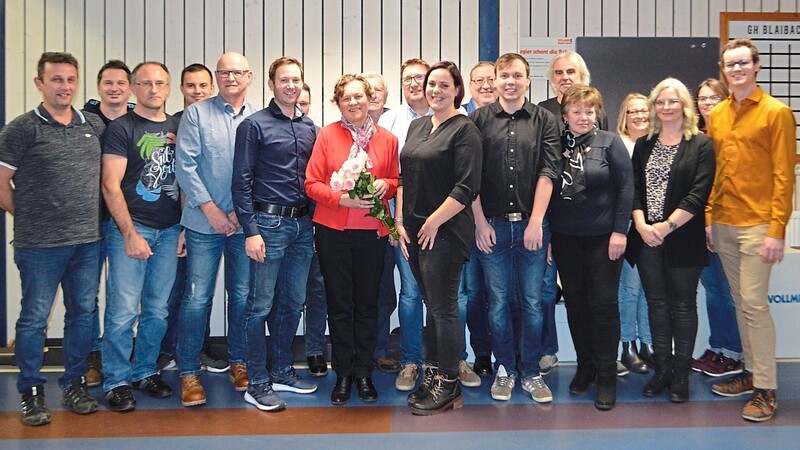 Die Kandidaten der Liste SPD-Unabhängige Bürger mit Bürgermeisterkandidatin Waltraud Oberberger (Mitte, mit Blumen) und SPD-Kreisvorsitzendem Franz Kopp.