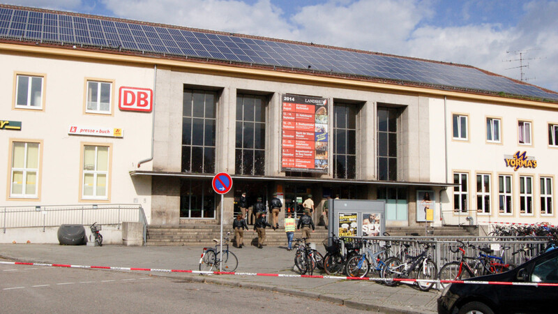 Bombendrohung am Montagmittag gegen den Landshuter Hauptbahnhof. (Foto: Zeindl)