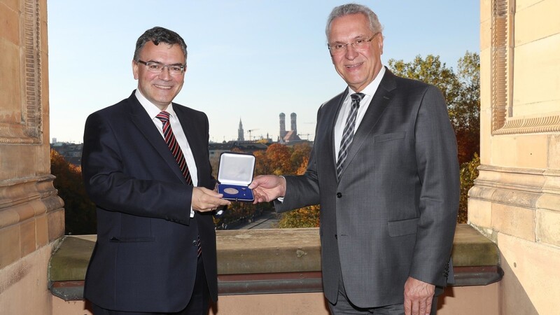 Aus den Händen von Innenminister Joachim Herrmann (r.) erhielt Dr. Florian Herrmann die Kommunale Verdienstmedaille in Bronze.