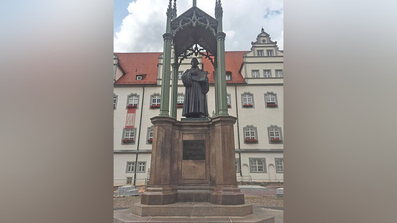 In Wittenberg steht das Denkmal des Reformators Dr. Martin Luther.