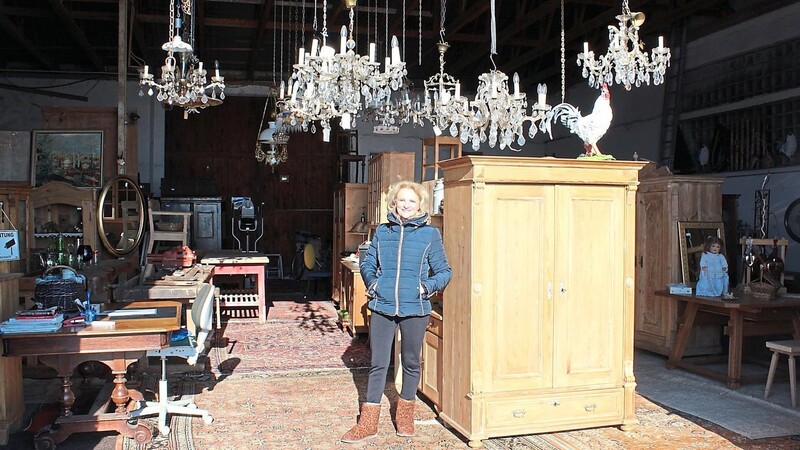 Elisabeth Keller in ihrem Antikstadl. Das Antiquitätengeschäft in Innerhienthal ist im Moment geschlossen. Die Kunden, die ihre Ware auf Kommission einlagern, sind geduldig, sagt sie.