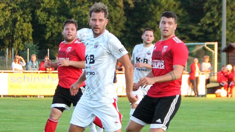 Christian Ranzinger (li.) hat in der aktuellen Spielzeit vier Punktspiele in der Kreisliga bei der Chamer Zweiten absolviert. Nun unterstützt er die WiWa.