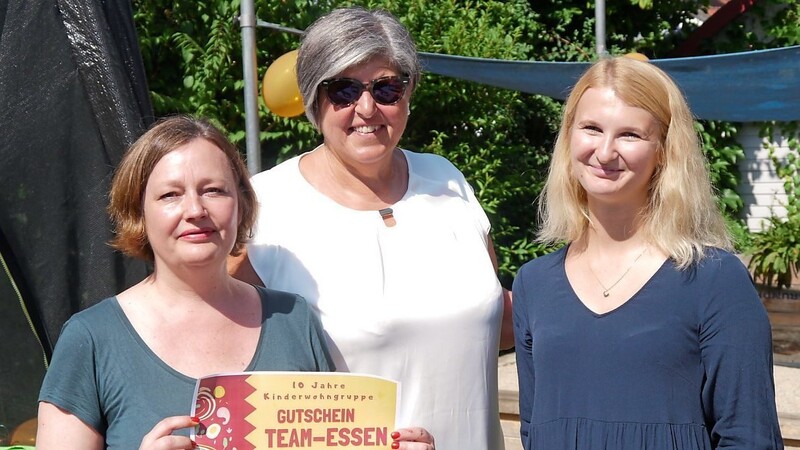 "Sie haben das richtige Gespür dafür, was Kinder brauchen", lobte Geschäftsführerin Barbara Bruckmeier (Mitte) und überreichte ein Geschenk an die Team-Leitung mit Gundula Schauler (links) und Carola Geiger.