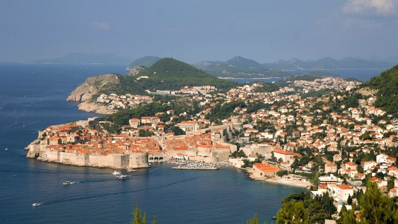 Blick auf die von Festungsmauern umschlossene Altstadt von Dubrovnik an der kroatischen Küste.