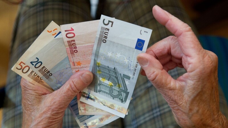 Die Rentner in Deutschland können sich über mehr Geld freuen. (Symbolbild)