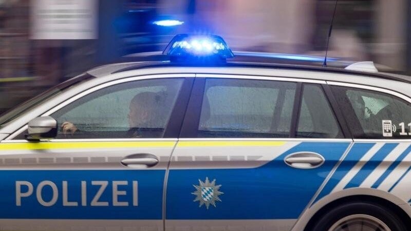 Zwei Mofafahrer sind in Rottenburg so dicht an einer Zehnjährigen vorbeigefahren, dass sie stürzte und sich dabei den Arm brach. (Symbolbild)