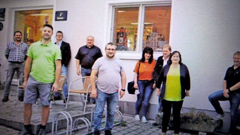 Die Besucher aus dem Landkreis Cham mit MdB Marianne Schieder vor dem Dorfladen in Gleiritsch.