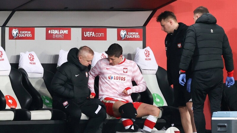 Robert Lewandowski (2.v.l.) hat sich im Länderspiel gegen Andorra am Knie verletzt und musste ausgewechselt werden.