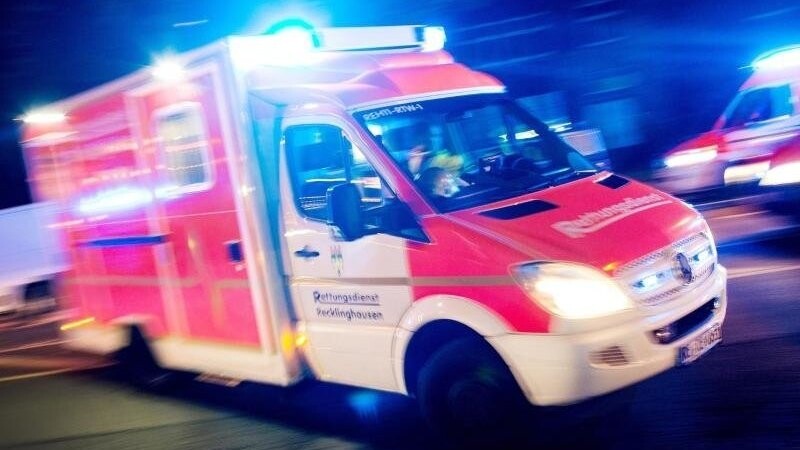 Ein 68-Jähriger ist am Silvesterabend in Weiding auf einer Straße gestürzt und gestorben. (Symbolbild)