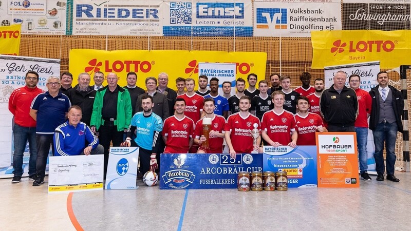 Die beiden Finalisten FC Ergolding und TuS Pfarrkirchen mit den Vertretern des BFV, der Sponsoren sowie Stellvertretenden Landrat Werner Bumeder.