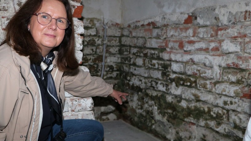 Bauleiterin Adelheid Brunner verweist auf einen Teil marodes Mauerwerk im Fundamentbereich.