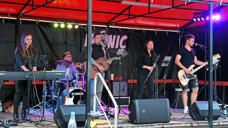 Die Vilsbiburger Band "Ironic" wusste das Publikum von "Rock am Turm" musikalisch zu überzeugen.