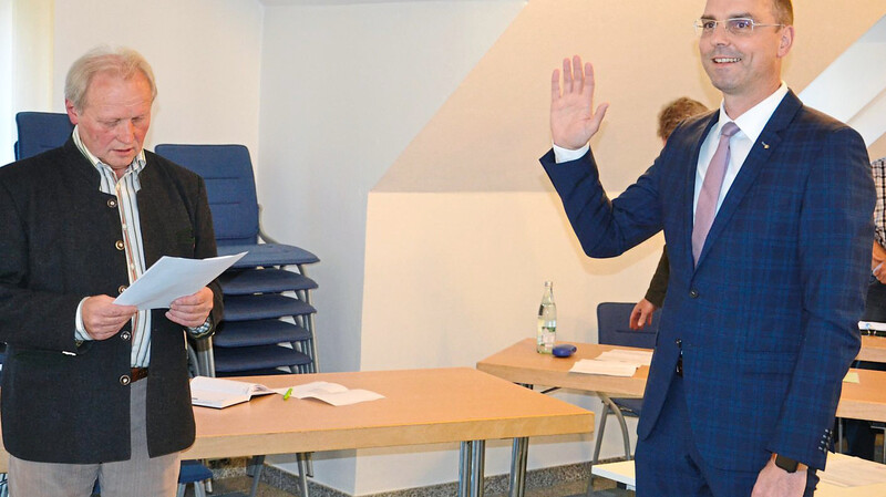 Der neue Volkenschwander Bürgermeister Franz Högl bei der Vereidigung durch das älteste Ratsmitglied Josef Goldbrunner.