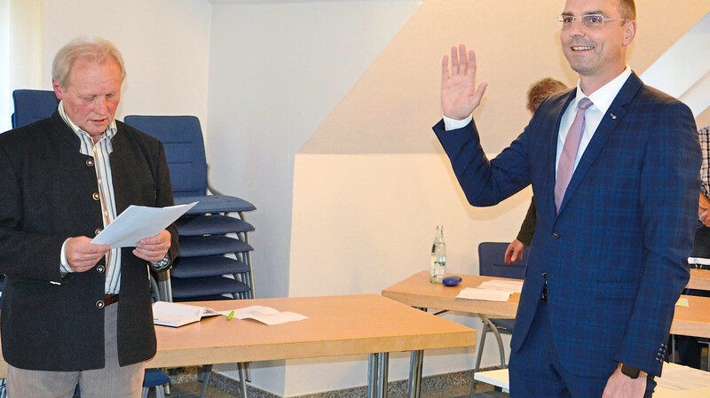 Der neue Volkenschwander Bürgermeister Franz Högl bei der Vereidigung durch das älteste Ratsmitglied Josef Goldbrunner.
