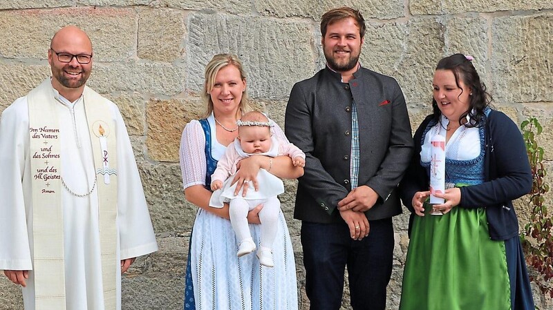 Franziska Graf (im Arm ihrer Taufpatin Katharina Thurnbauer), zusammen mit ihren Eltern und dem Stadtpfarrer Thomas Winderl