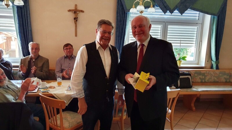 Imker-Kreisvorsitzender Martin Peter bedankte sich bei Landrat Heinrich Trapp mit Honig.