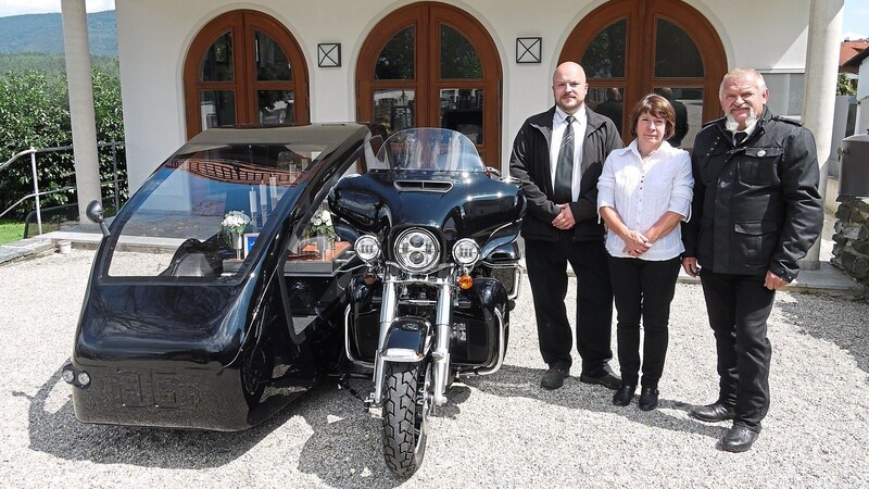 Familie Frisch mit ihrem neuen Fahrzeug: der Harley Davidson Ultralight Limited