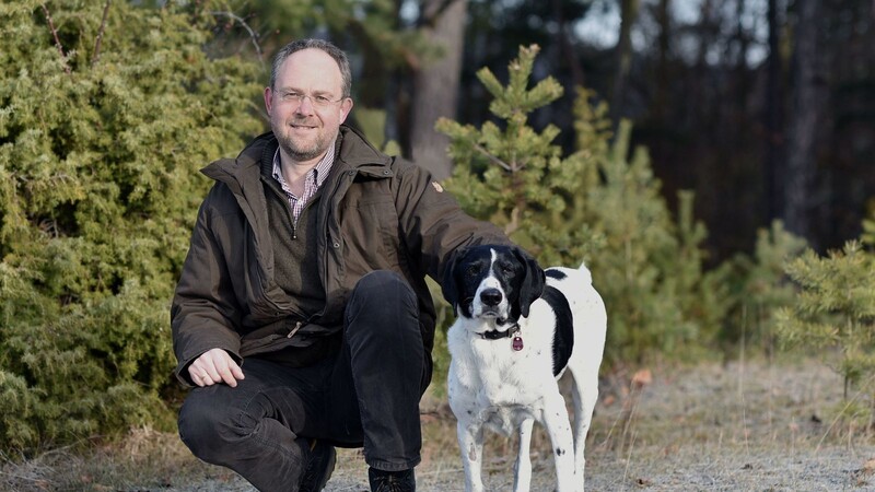 Tierpathologe Achim Gruber mit Hund Benni.