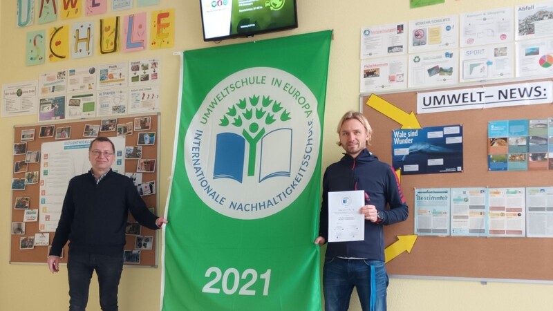 Realschuldirektor Hermann Schneider (l.) und Umweltbeauftragter Simon Bauer freuen sich über die Auszeichnung zur Umweltschule 2021.