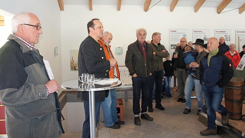 Reinhard Eberl (2. v. l.) begrüßte die Gäste der Saisoneröffnung im Baierwein-Museum, Otto Reichinger (l.) präsentierte die Jahrgangsweine 2018.