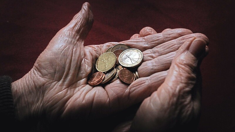 Senioren mit geringer Rente treffen die Preissteigerungen besonders heftig.