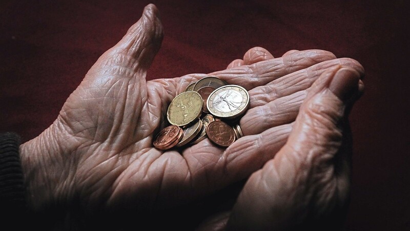 Senioren mit geringer Rente treffen die Preissteigerungen besonders heftig.