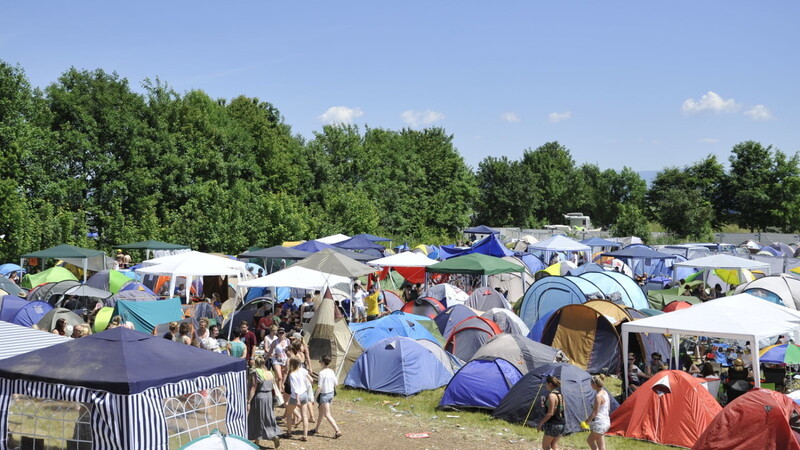 Wer ein Festival besucht, sollte zum Beispiel Panzertape mitnehmen. Es hilft, wenn das Zelt nicht mehr richtig hält.(Foto: Susanne Raith)
