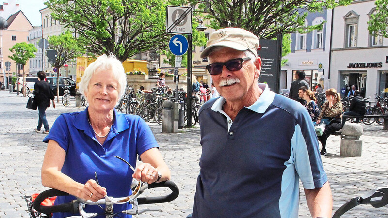 Für Gitt und Klaus Huck ging es entlang der Vils, am Inn vorbei und neben der Donau bis hierher nach Straubing. "Jetzt geht es dann nach Regensburg", sagt Klaus Huck. Beide legen mit ihrem Rad gern weite Strecken zurück.
