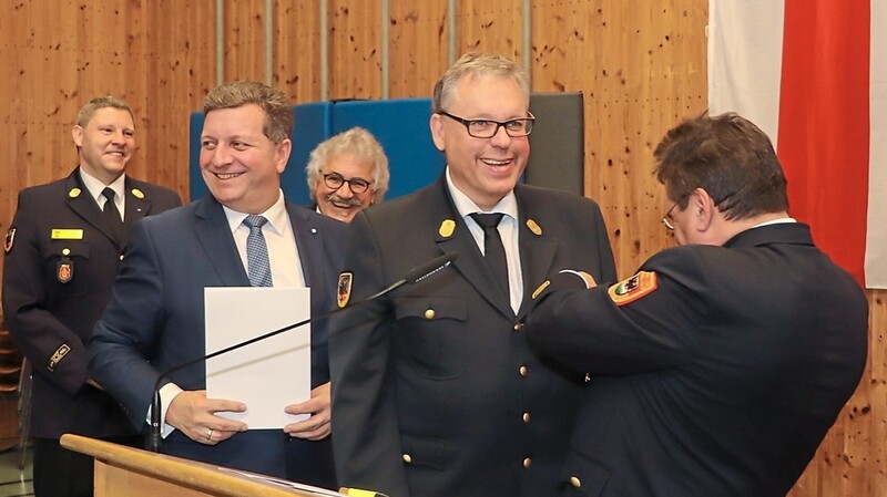 Alois Schraufstetter wurde nicht nur mit großer Mehrheit in seinem Amt als Kreisbrandrat bestätigt, er wurde vom bayerischen Feuerwehrverband auch mit dem goldenen Ehrenzeichen ausgezeichnet.