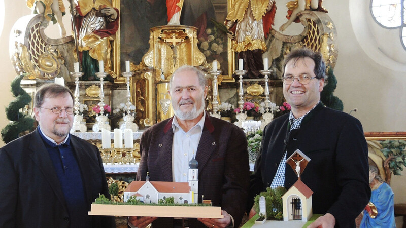 Pfarrer Franz Falter, Friedrich Huber und Bernhard Dendorfer (von links) freuen sich in der Angerkirche über die nachgebildeten kirchlichen Modelle.