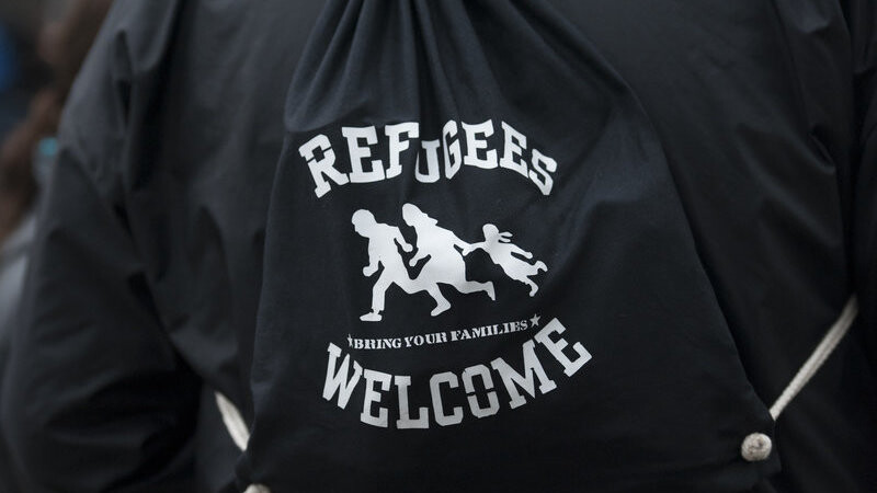 Die Aufschrift "Refugees welcome" auf dem Rucksack eines Mannes, aufgenommen am 15.10.2015 in Berlin.